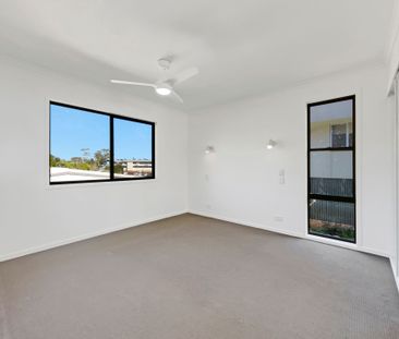 Refurbished Centrally Located Two Bedroom Duplex - Photo 3