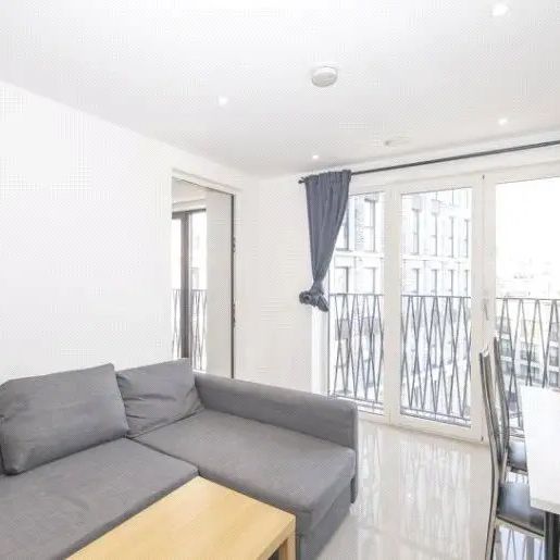 1 bedroom flat in London - Photo 1