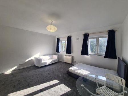 Studio to rent - Photo 2