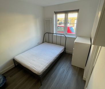 6 Bed Terraced House, Edgar Wallace Close, SE15 - Photo 3