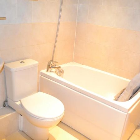 studio to rent Ladbroke Road, Redhill - Photo 4