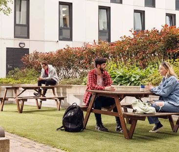 Large High Double Ensuite - Photo 3