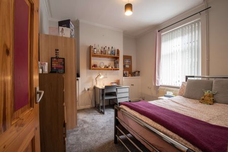 5 bed house in ideal central location - Photo 2