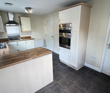 4 bedroom semi-detached house to rent - Photo 6