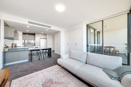 Luxuriously Appointed One Bedroom Haven - Unfurnished - Photo 2