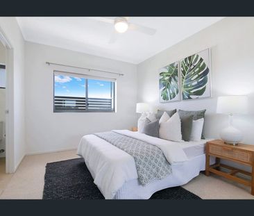 Modern Top-Floor Apartment with Stunning Views and Prime Location - Photo 3