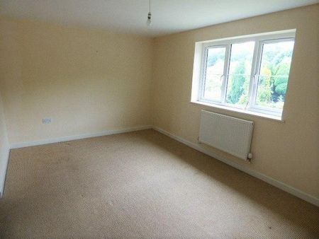 4 bedroom detached house to rent - Photo 4