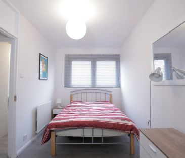 13 Corringham House (i) – Room 2 - Photo 4