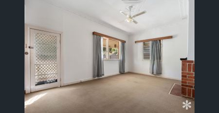 Character Home - Photo 2