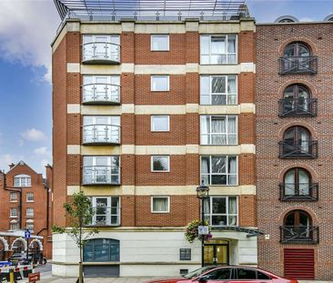 Bright 2 bedroom, 2 bathroom apartment with balcony, located in a small development in the heart of Westminster. - Photo 1