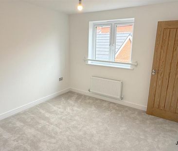3 bedroom semi-detached house to rent - Photo 6