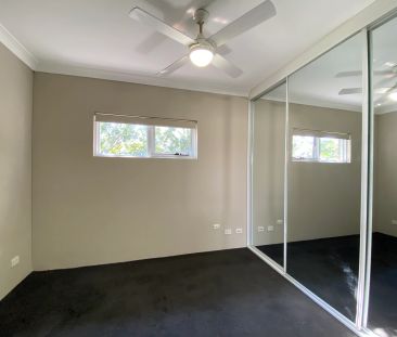 Split Level One Bedroom Apartment with Courtyard - Photo 2