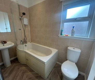 3 bedroom end of terrace house to rent - Photo 2