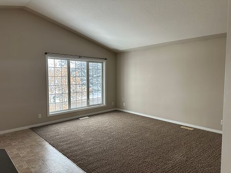 Single Garage with this PET FRIENDLY 2 Bedroom Apartment!! - Photo 4