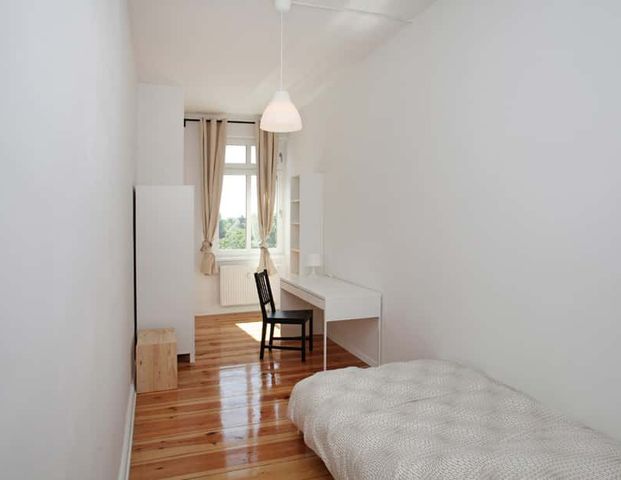 Room in Bernhard-Weiß-Straße, Berlin for 92 m² with 5 bedrooms - Photo 1