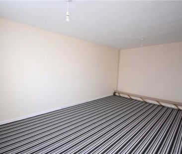 3 bedroom end of terrace house to rent - Photo 2