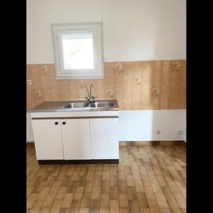 Location Appartement 3 pièces 64 m² Saint-Benoît-du-Sault - Photo 3