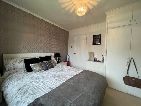 Clockhouse Road, Farnborough, Hampshire, GU14 - Photo 3