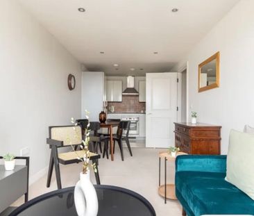 2 Bed Flat, Durnsford Road, SW19 - Photo 1