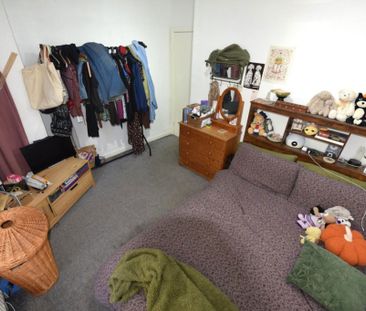 2 bedroom Flat in Otley Road, Leeds - Photo 5