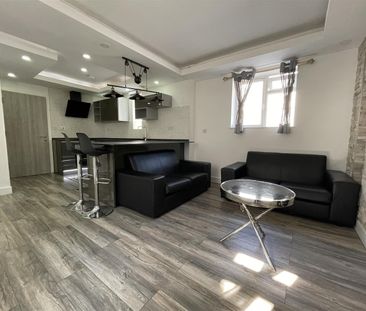 The Parade, Roath, Cardiff - Photo 2