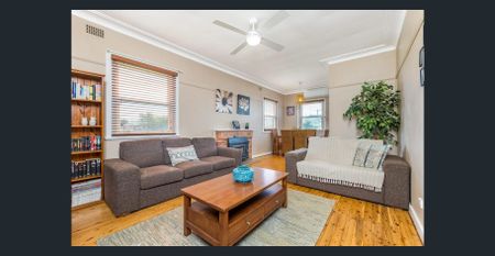 COMFORTABLE 3 BEDROOM HOUSE WITH LOCK UP GARAGE - Photo 2