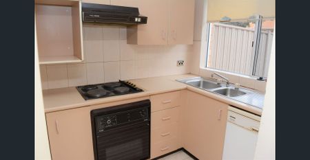 3BR Townhouse! 2 toilets, LUG, BIRs. Blacktown South Public (OC) zone! - Photo 2