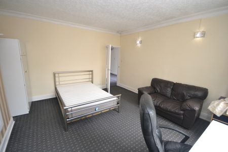 6 bed Detached House for Rent - Photo 3