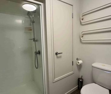 Tidy, conveniently located studio apartment in... - Photo 4