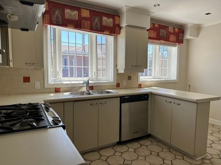 For Lease - 28 Collins Crescent, Aurora, Ontario - Photo 3