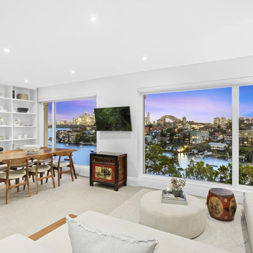 Rare semi-style apartment with private rooftop terrace & iconic Bridge views - Photo 1