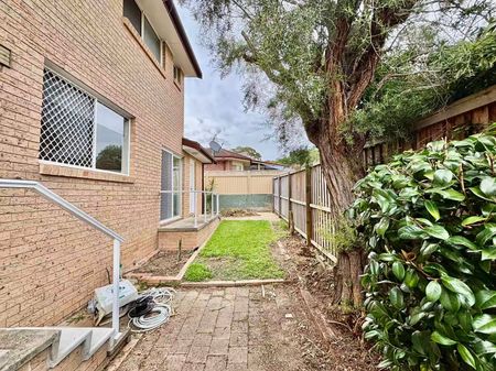 Freshly Painted Spacious Townhouse in a Prime Penshurst Location - Photo 2