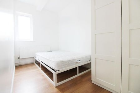 3 bedroom flat to rent - Photo 4