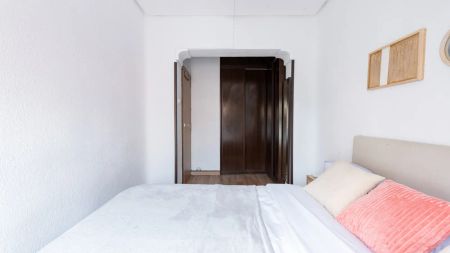 Practical and bright, next to Complutense and CUNEF, ideal for stays of several months for master's and doctoral degrees. - Foto 5