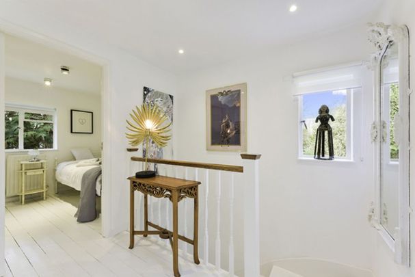 Designer Cottage, 5 West End Lane, Esher, West Horsley - Photo 1