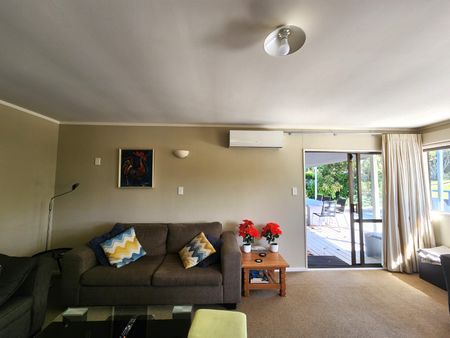 Tranquil Golf Course Retreat: Spacious 3-Bedroom Home in Prime Location - Mt Maunganui - Photo 4