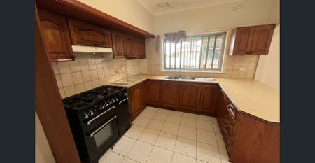 Vintage Charm in a Central St Albans Location! - Photo 3