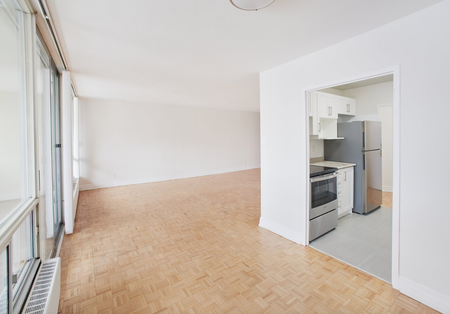 Large, Bright, Renovated 3 BD in PRIME Etobicoke! - Photo 4