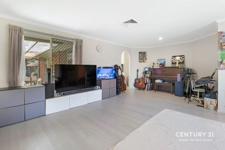 Modern, Private 3-Bedroom Home with Outdoor Entertaining in Prime Pennant Hills Location - Photo 2