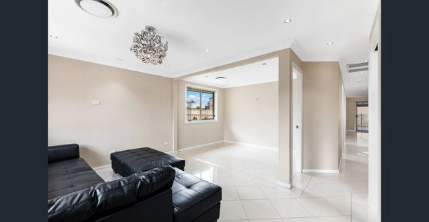 Perfect for families & entertainers - Spacious, light-filled and move-in ready! - Photo 1