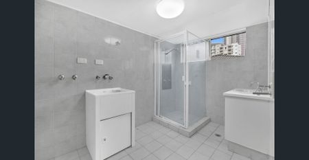 Air-conditioned Top Floor Apartment - Photo 4