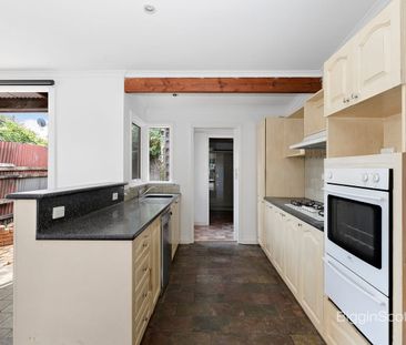 TWO BEDROOM HOME IN HANDY RICHMOND LOCATION - Photo 2