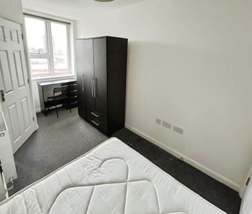 1 bedroom in a flat share to rent - Photo 4