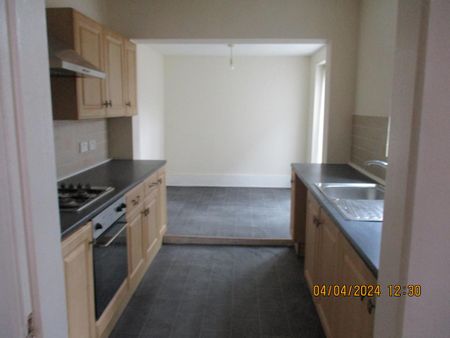 2 bedroom end of terrace house to rent - Photo 3