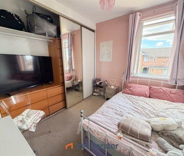 3 Bedroom House - Terraced - Photo 2