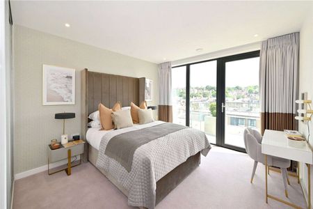 A stunning top floor lateral apartment with an enormous 422 sq. ft. roof terrace overlooking the beautiful Courtyard gardens. - Photo 4