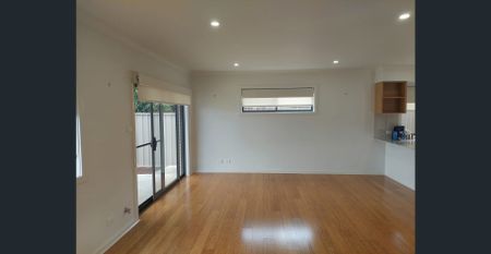 Stunning Three Bedroom Town House - Photo 2