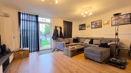 £1,000 PM · Hollow Croft, Liverpool, Merseyside - Photo 3