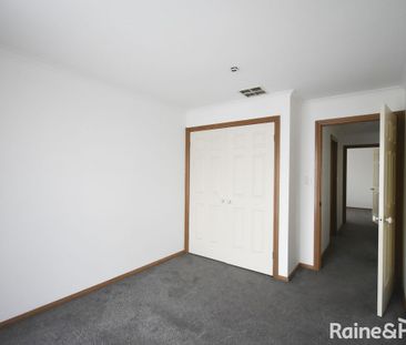 Spacious 5-bedroom home in Narre Warren! - Photo 4