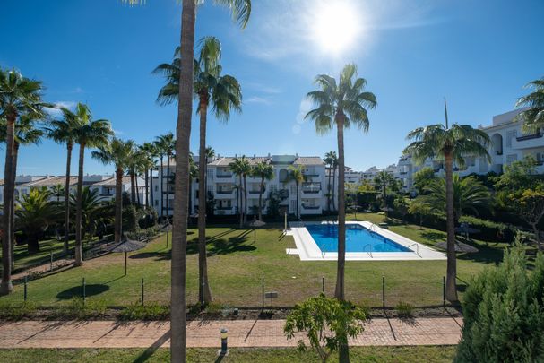 Middle Floor Apartment in Estepona - Photo 1